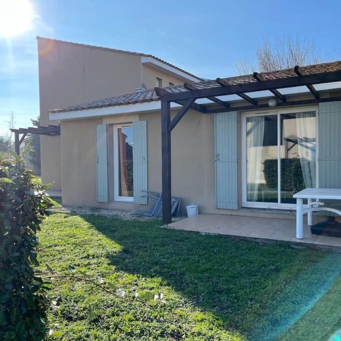 Maison Plain Pied Avec Climatisation Dans Une Residence Privee Avec Piscine Saint-Saturnin-lès-Avignon エクステリア 写真