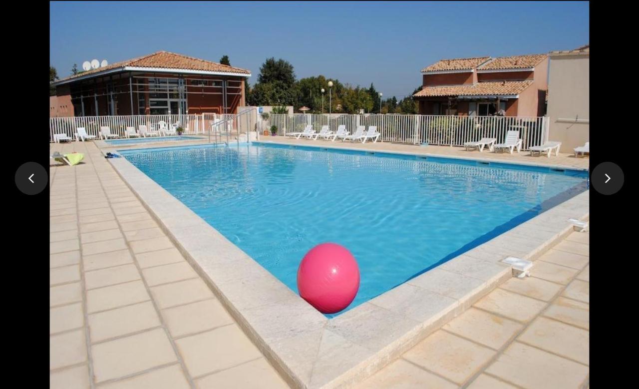 Maison Plain Pied Avec Climatisation Dans Une Residence Privee Avec Piscine Saint-Saturnin-lès-Avignon エクステリア 写真